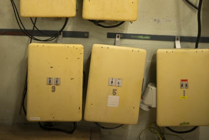 Fem gulaktige byggestrømskasser. To står over de tre andre byggestrømskasser.